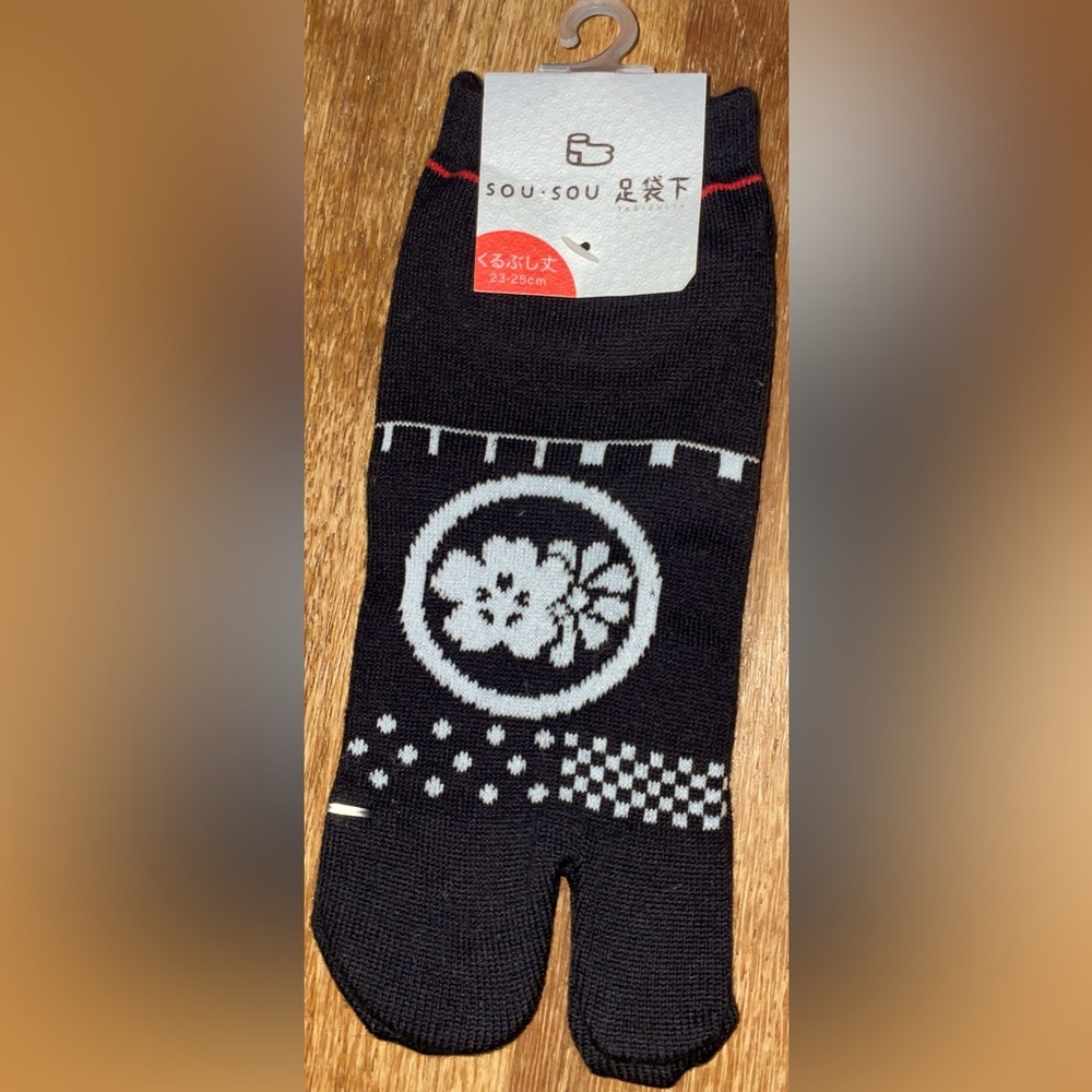 Sou sou black Japanese blossom tabi ankle socks